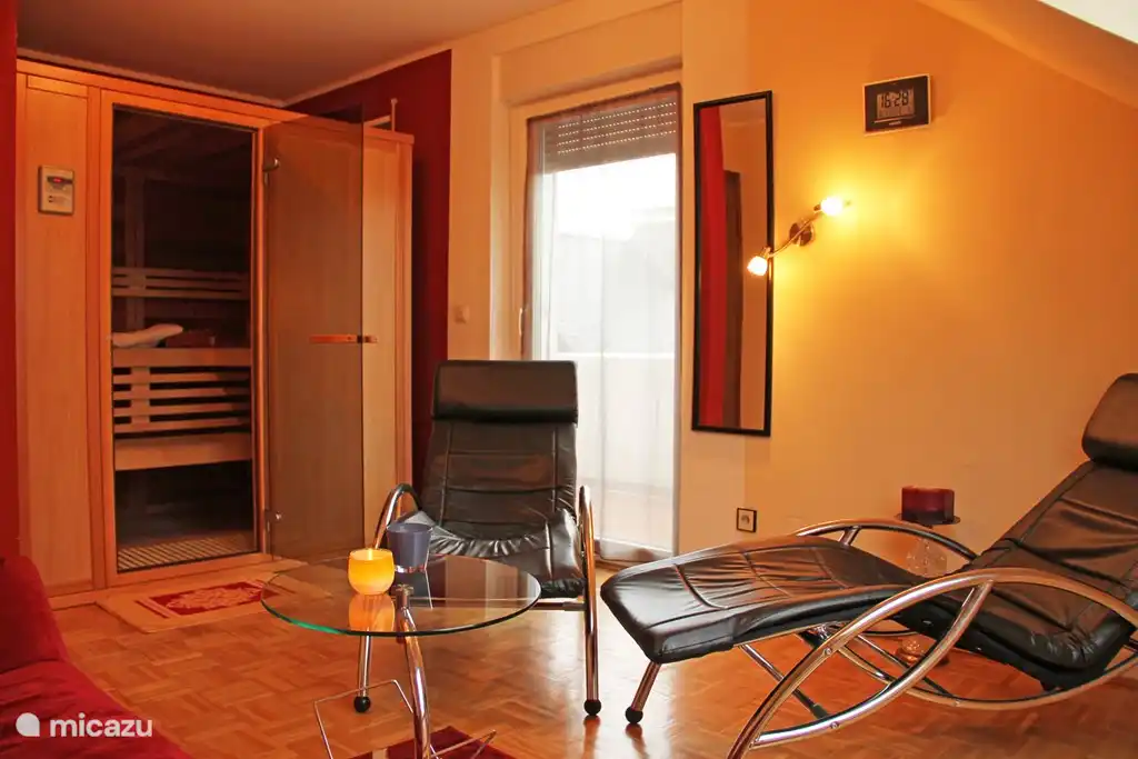 Saunaraum mit einer Infrarotkabine. Sehr entspannend, vor allem nach dem Training