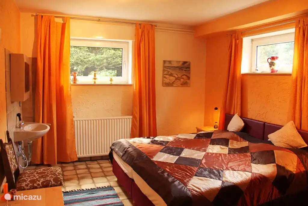 Schlafzimmer Nummer 7 im Untergeschoss mit Waschbecken. Hier kann man wirklich ruhigen Schlaf und Ruhe auf den neuen Betten.
