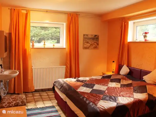 villa margarita en Alemania, Sauerland, Winterberg - villa Dormitorio número 7 en la planta baja con lavabo. Duerma plácidamente y descanse en las nuevas camas.