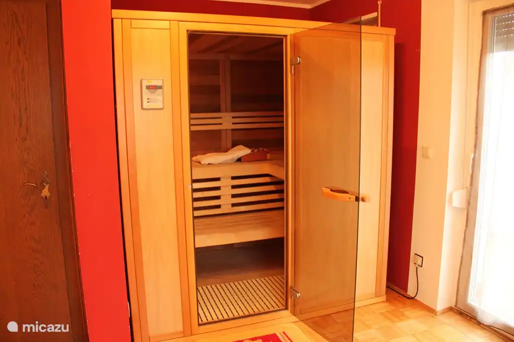 Saunaraum mit einer Infrarotkabine. Sehr entspannend, vor allem nach dem Training