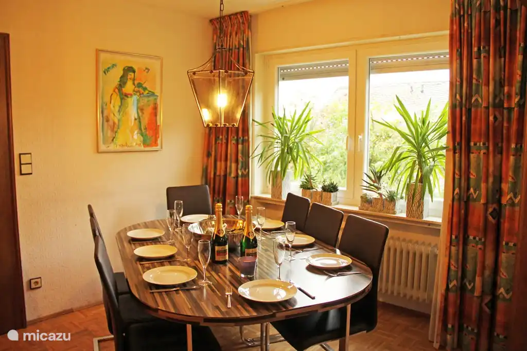 Essen am Esstisch in Wohnzimmer 