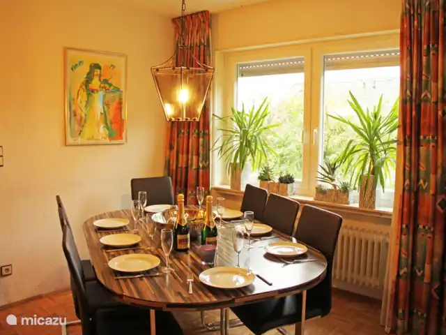 villa margarita en Alemania, Sauerland, Winterberg - villa Buena comida en la mesa de comedor en la sala de estar.