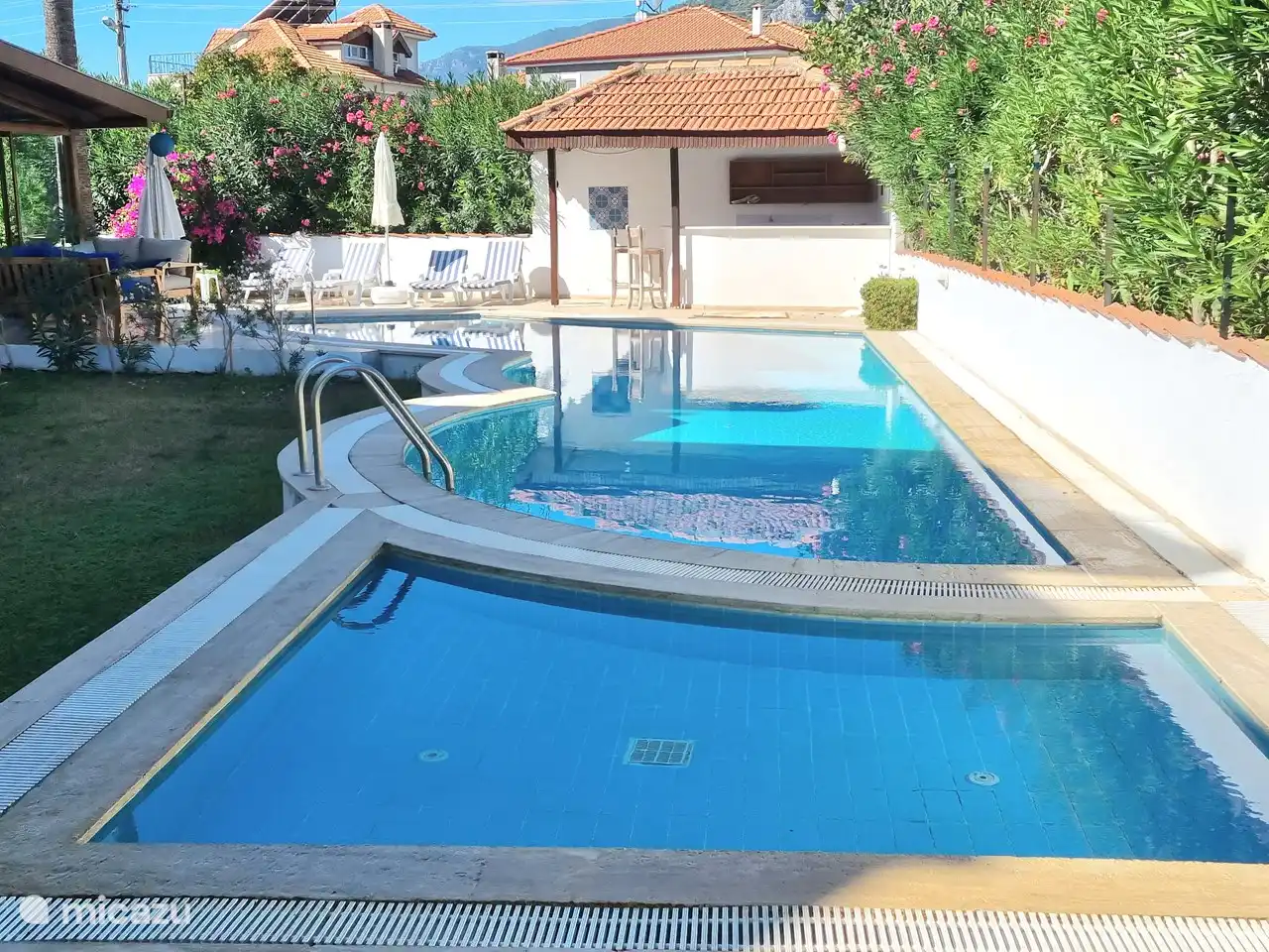 Das große Schwimmbad mit Kinderbecken