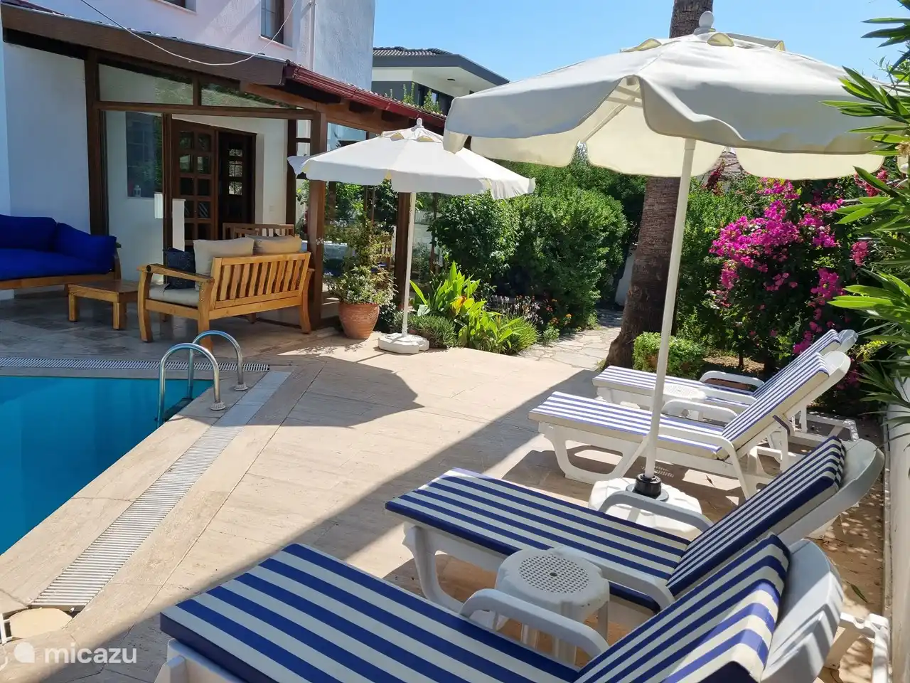 Die Sonnenliegen am Pool