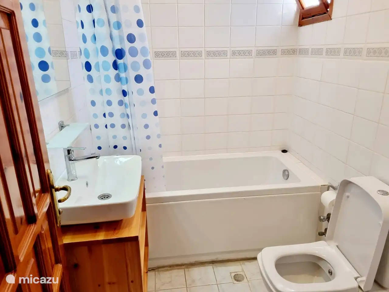 Badezimmer von Schlafzimmer 2 mit Badewanne
