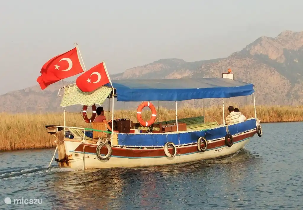 Mit dem Boot durch den Fluss zum Strand