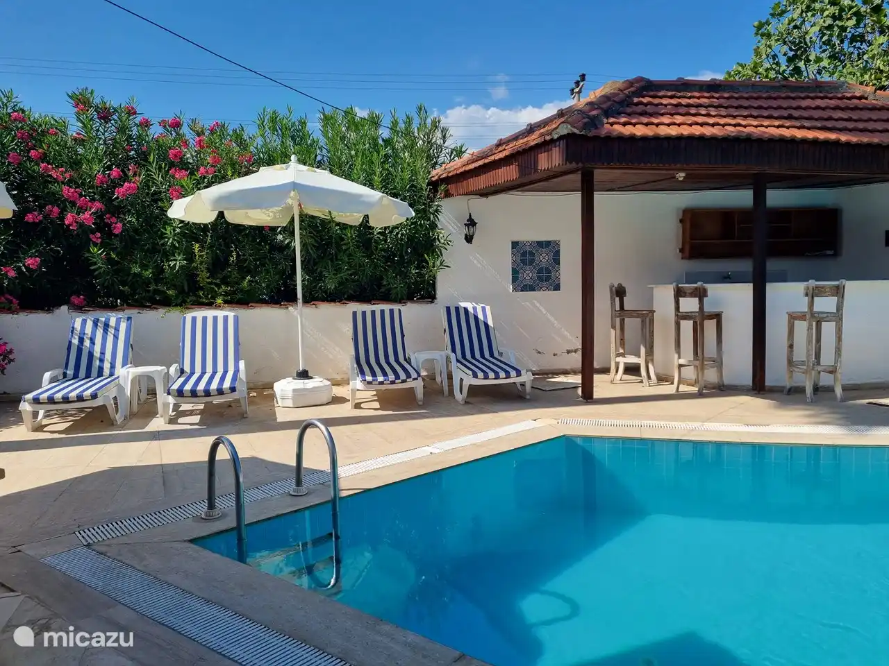 Die Sonnenliegen und die Bar