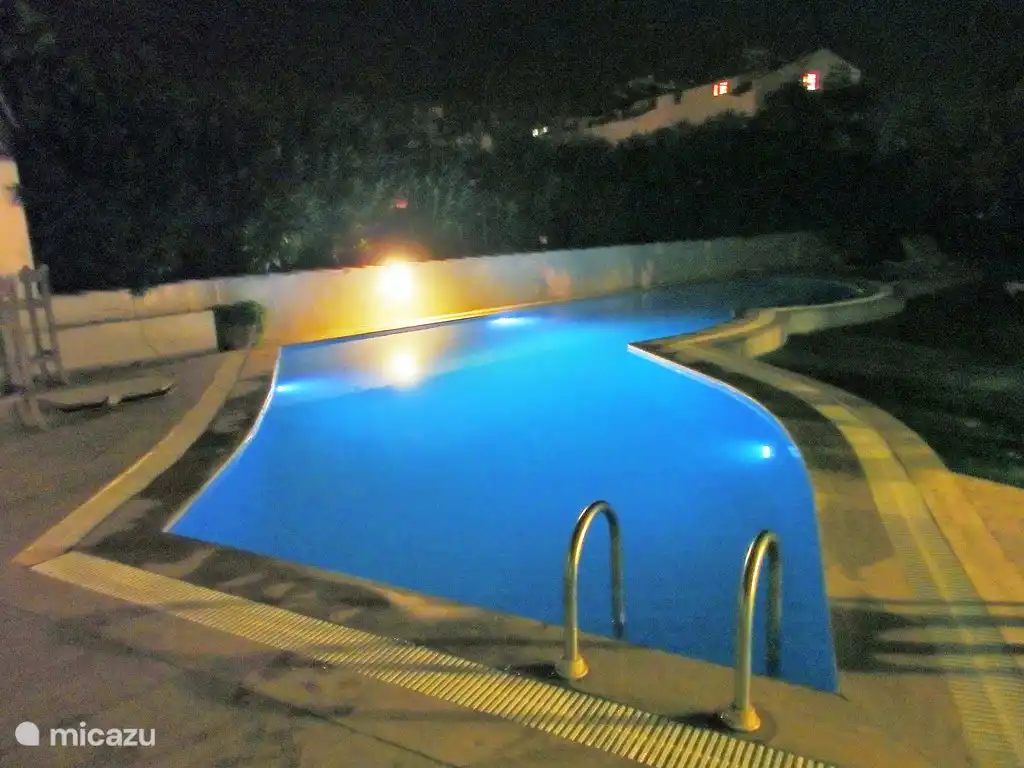 Der Pool in der Nacht