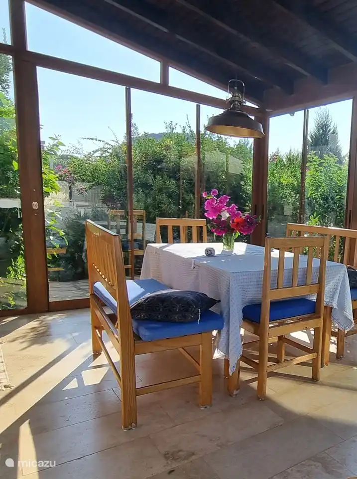 Der Wintergarten als Esszimmer