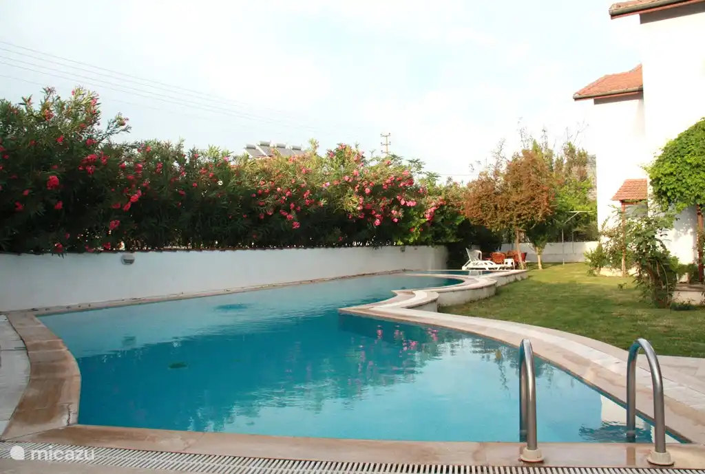 Der große Pool mit zwei anderen Villen geteilt