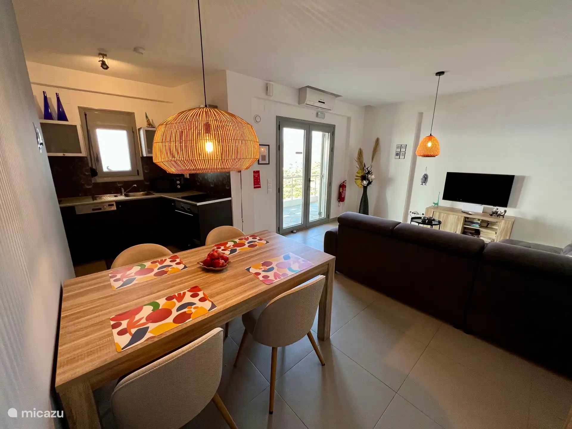 Küche und Wohnzimmer