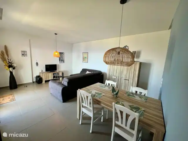 vista al puerto deportivo en Grecia, Creta, Plakias - apartamento Mesa de cocina y salón