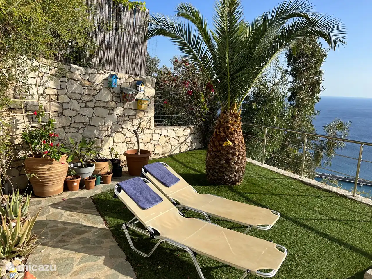 Terrasse mit Sonnenliegen 