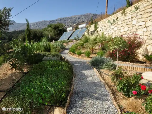 vista al puerto deportivo en Grecia, Creta, Plakias - apartamento jardín