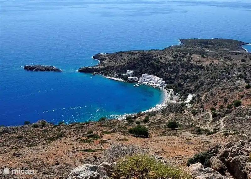Ein wenig weiter in das Dorf Loutro, die nur mit dem Boot oder zu Fuß zu erreichen.