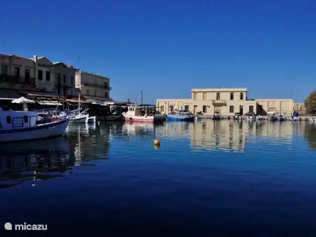 vista al puerto deportivo en Grecia, Creta, Plakias - apartamento Puerto de Rethymno, a 35 km de Plakias.