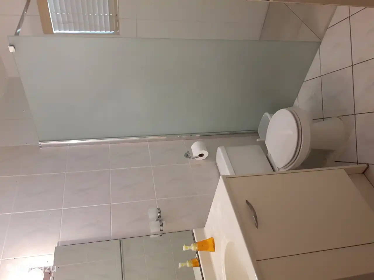 Beide Badezimmer verfügen über ein Waschbecken, eine Toilette und eine große ebenerdige Dusche.