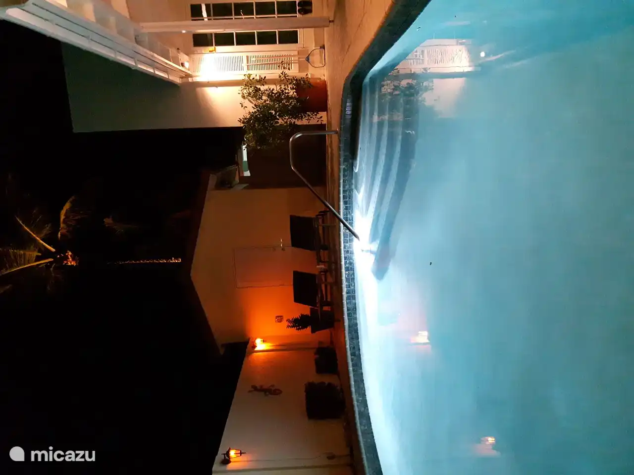 Stimmungsvolle Beleuchtung im und am Pool.