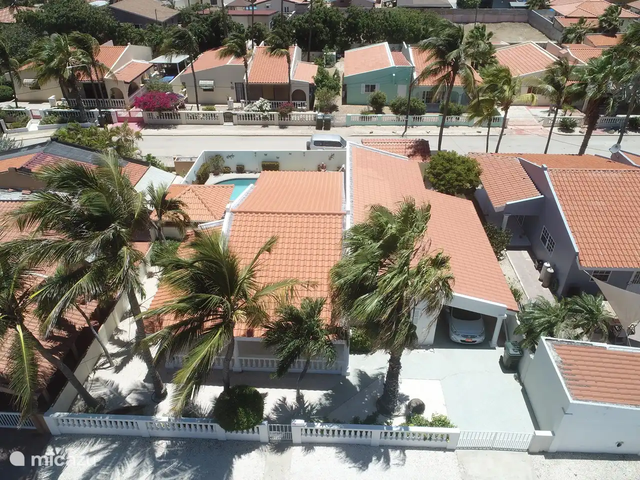 Die Villa liegt in einer ruhigen, gepflegten Wohngegend mit vielen Palmen.