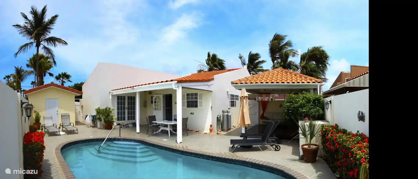 Ein schöner Panoramablick auf den Garten hinter dem Haus mit dem Schwimmbad.