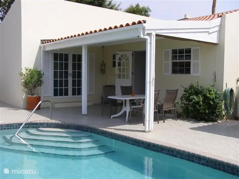 Der umzäunte Garten bietet viel Privatsphäre, wo Sie im Schatten unter dem Vordach oder Kühlung kann im Pool gefunden werden sitzen kann.