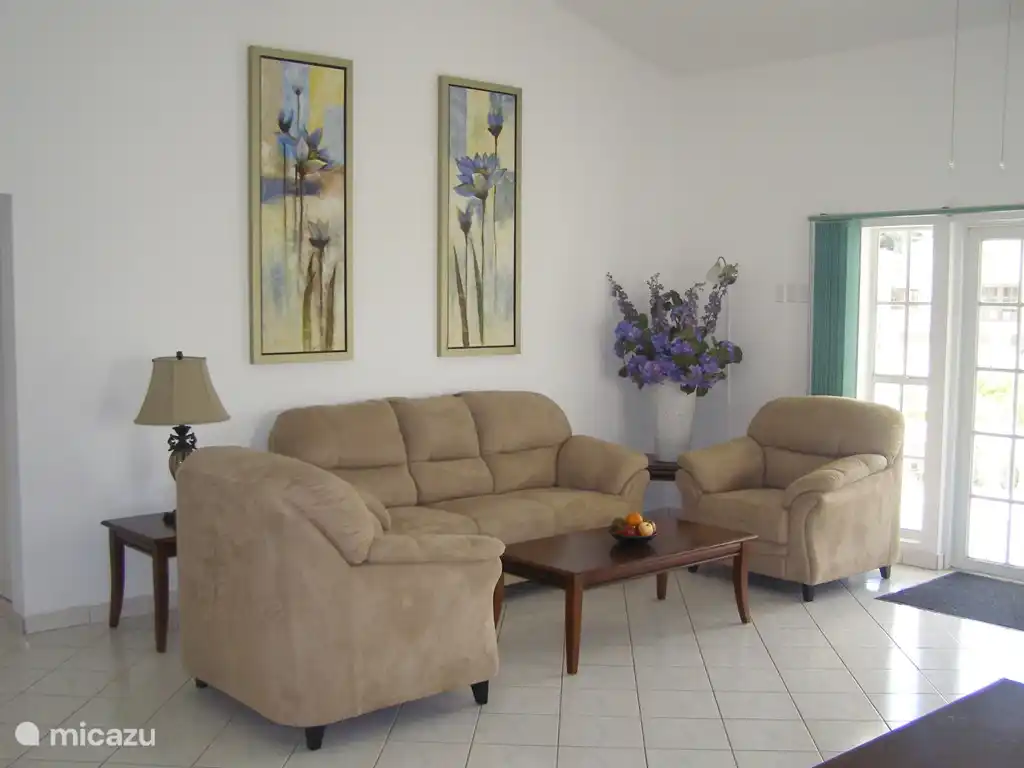 Das Wohnzimmer verfügt über eine Sitzecke mit TV und DVD-Player.
Im ganzen Haus haben Sie drahtlosen Internetzugang.