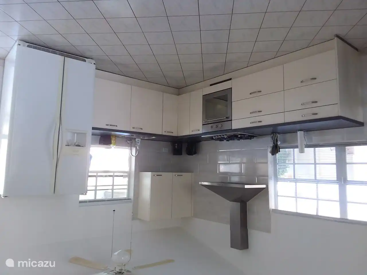 Die geräumige Küche ist komplett ausgestattet