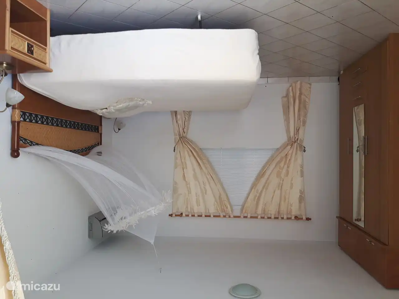 Das zweite Schlafzimmer ist geräumig und das Doppelbett kann in zwei Einzelbetten aufgeteilt werden. Dieses Zimmer verfügt über Terrassentüren zur Terrasse.