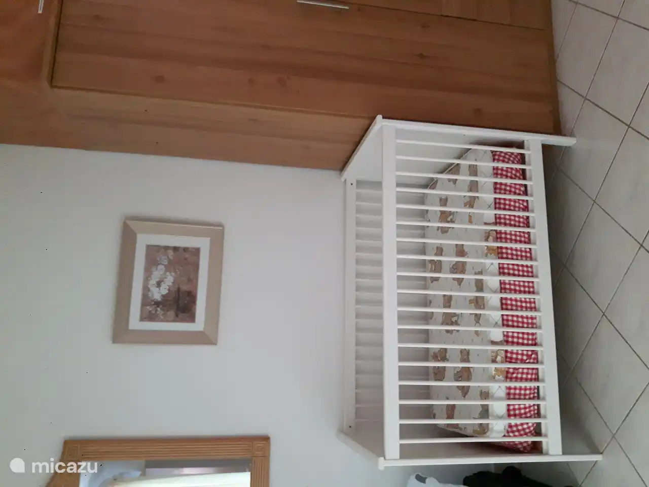 Das zweite Schlafzimmer verfügt über ein Kinderbett. Bettwäsche dafür ist ebenfalls vorhanden.