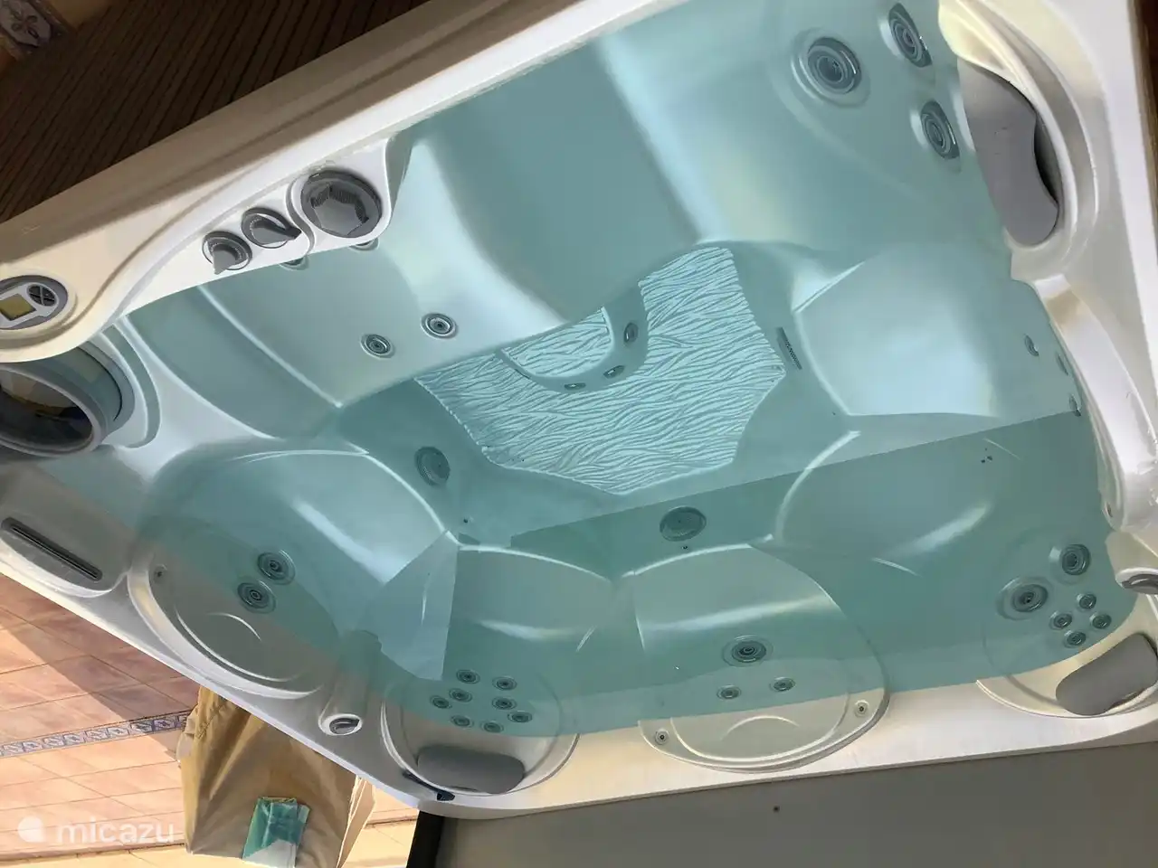 6 person Hotspring with 40 jets temp. From 25 to 40 degrees