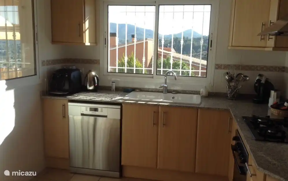Kitchen with dishwasher, oven and induction hob