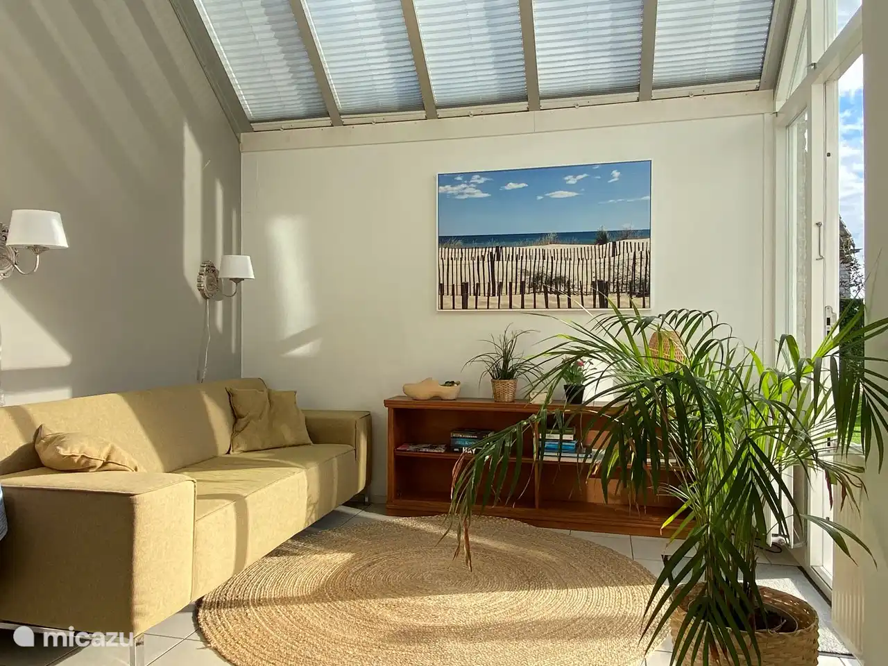 Jardin d'hiver avec banc séparé et belle vue sur les dunes