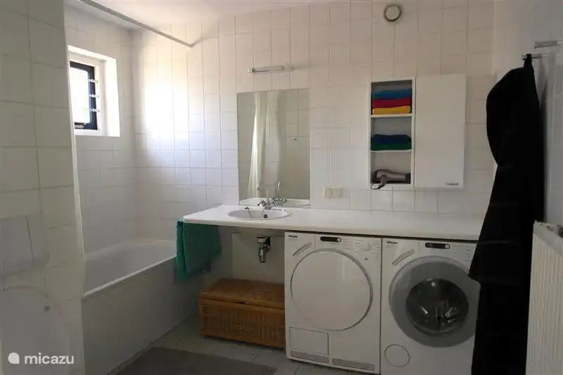 Grande salle de bain avec laveuse et sécheuse Miele