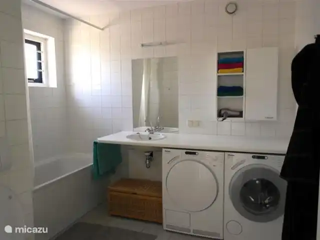 Location de Vacances Pays-Bas, Hollande du Nord, Julianadorp aan Zee, villa - Villa Ooghduyne Grande salle de bain avec laveuse et sécheuse Miele