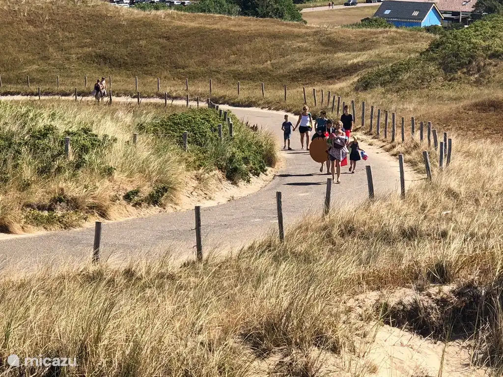 Route de la plage à travers les dunes (200 mètres).