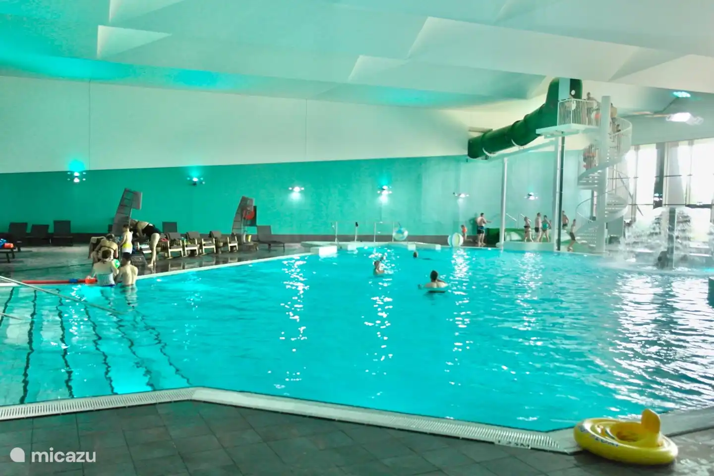 Piscine avec toboggan dans le parc