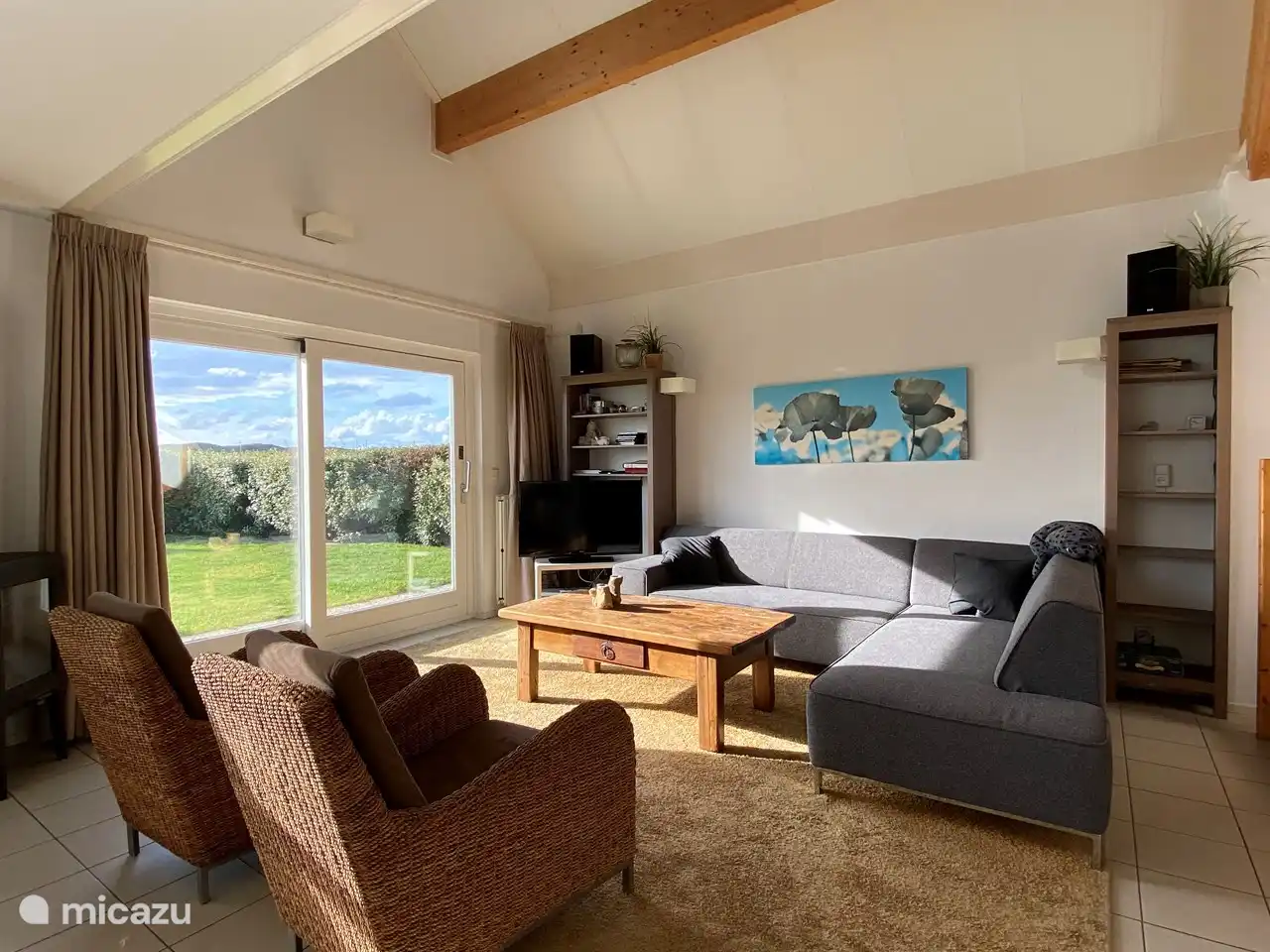 Salon luxueux et spacieux avec foyer au bois.