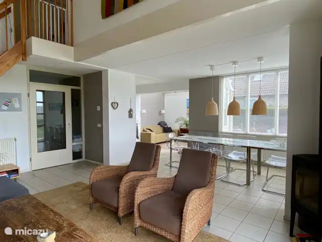 Location de Vacances Pays-Bas, Hollande du Nord, Julianadorp aan Zee, villa - Villa Ooghduyne Séjour haut et lumineux avec coin salon, coin repas, cuisine ouverte sur jardin d'hiver.