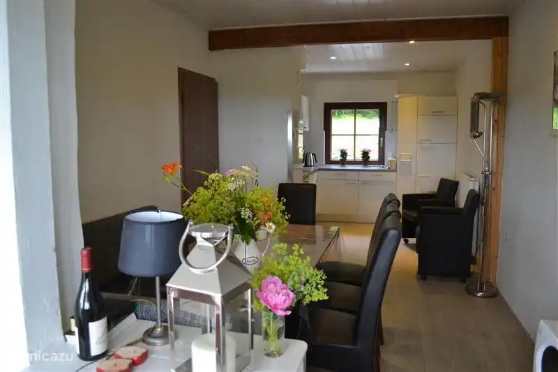 Wohn-/ Esszimmer mit ausziehbarem Tisch.