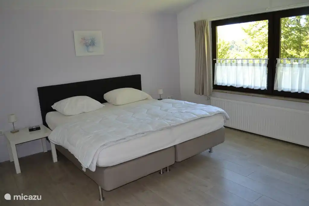 Schlafzimmer im Erdgeschoss. Neben dem Wohnzimmer.