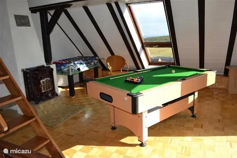Spielzimmer im Obergeschoss mit Billardtisch und Tischfußball.
