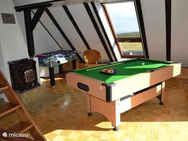 Casa de vacaciones Neuludwigsdorf en Alemania, Sauerland, Neuludwigsdorf - casa vacacional Sala de juegos en la planta superior con mesa de billar y futbolín.