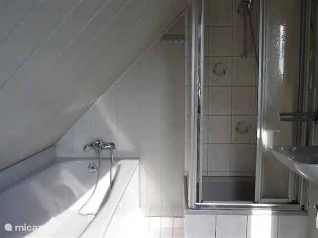 Casa de vacaciones Neuludwigsdorf en Alemania, Sauerland, Neuludwigsdorf - casa vacacional Baño de arriba con bañera, ducha y lavabo.