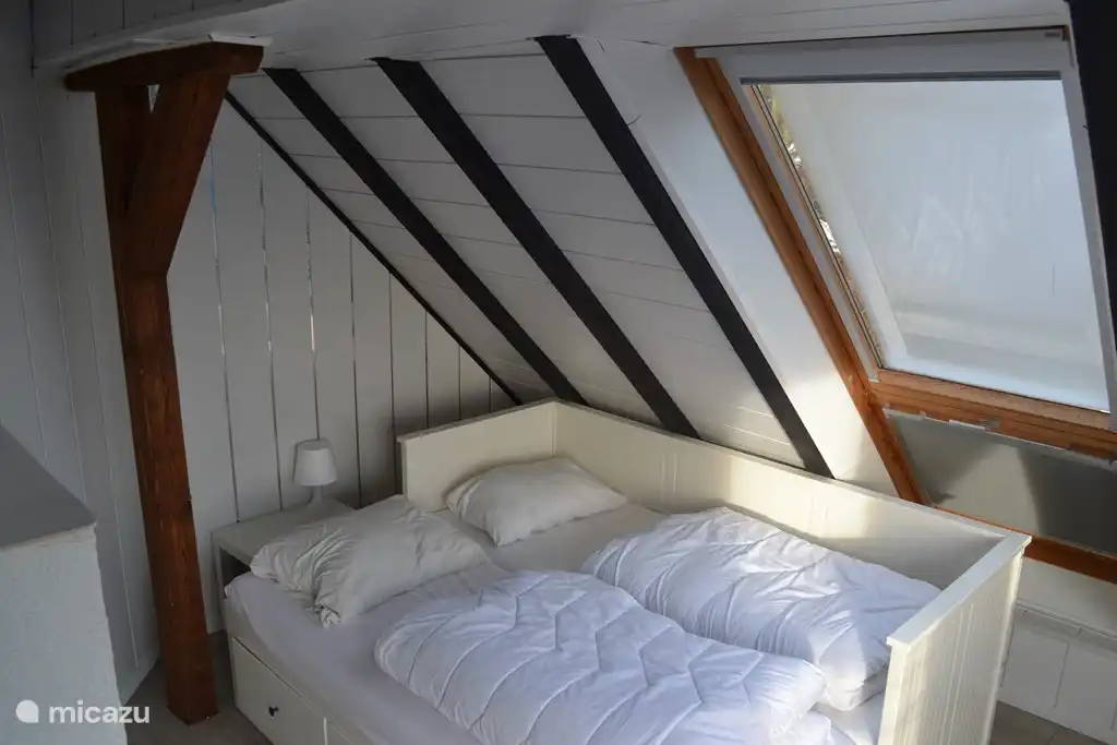 Schlafzimmer oben links mit Ausziehbett.