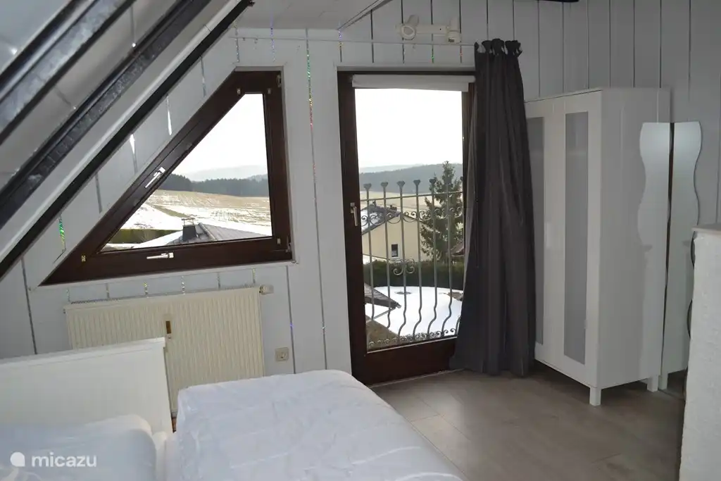 Das gleiche Schlafzimmer oben links mit Aussicht