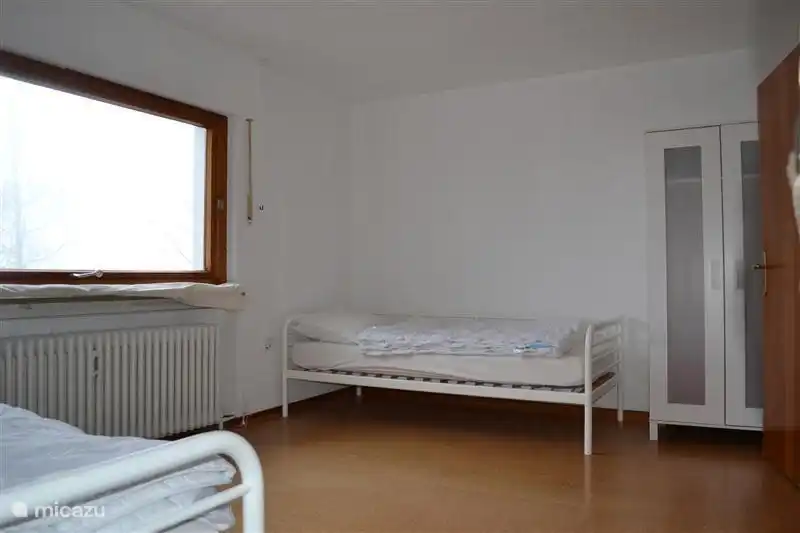 Schlafzimmer im Untergeschoss mit 2x1 drücken. Bett.