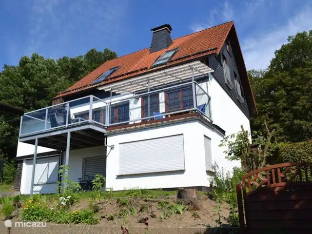Casa de vacaciones Neuludwigsdorf en Alemania, Sauerland, Neuludwigsdorf - casa vacacional Parte trasera de la casa con vista al balcón.