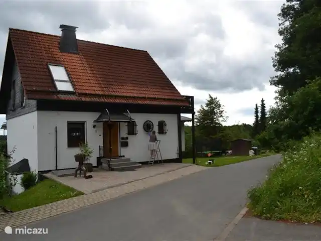 Casa de vacaciones Neuludwigsdorf en Alemania, Sauerland, Neuludwigsdorf - casa vacacional Pared lateral desde el borde del bosque.