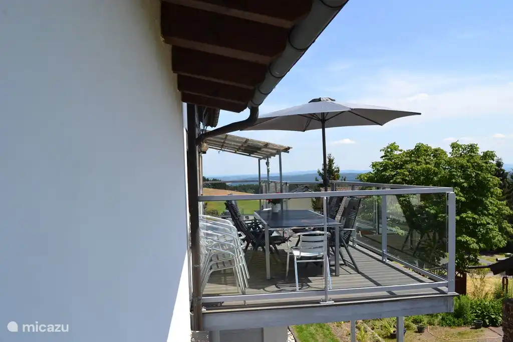 Zurück Haus mit Terrasse und Garten Stühle