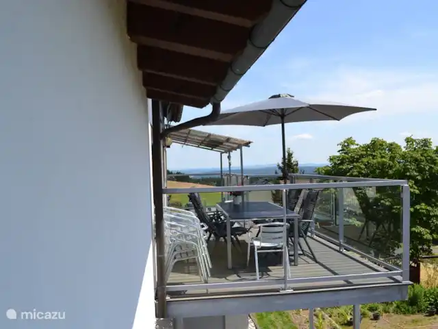 Casa de vacaciones Neuludwigsdorf en Alemania, Sauerland, Neuludwigsdorf - casa vacacional Parte trasera de la casa con terraza y balcón nuevo con sillas de jardín.